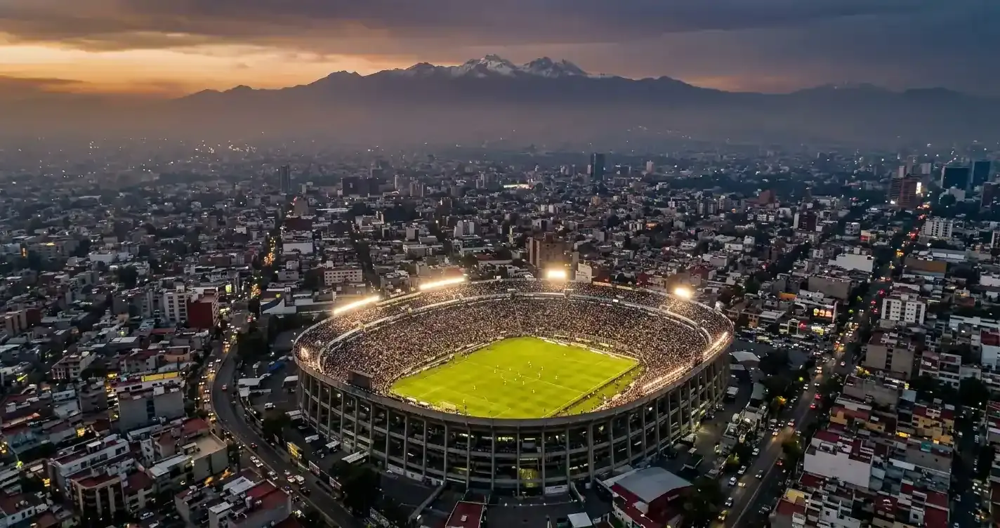 Pohľad na futbalový štadión vo vysokej nadmorskej výške s mestskou panorámou v pozadí