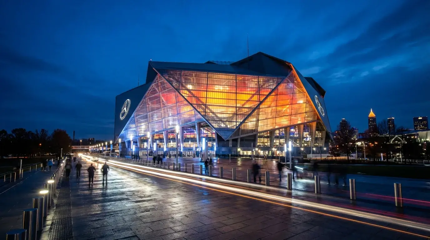 Moderný futbalový štadión osvetlený reflektormi počas nočného zápasu